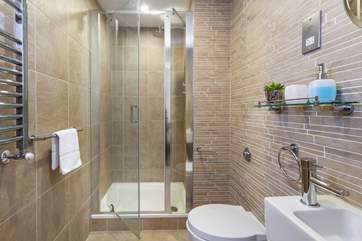 The main bedroom's en suite.