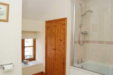 The very well sized family bathroom.