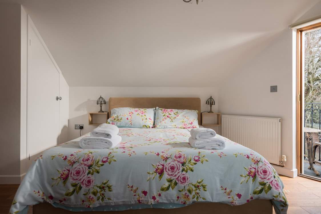 Bedroom 2 has a king-size bed (5').