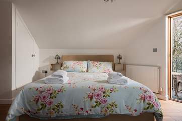 Bedroom 2 has a kingsize bed (5').