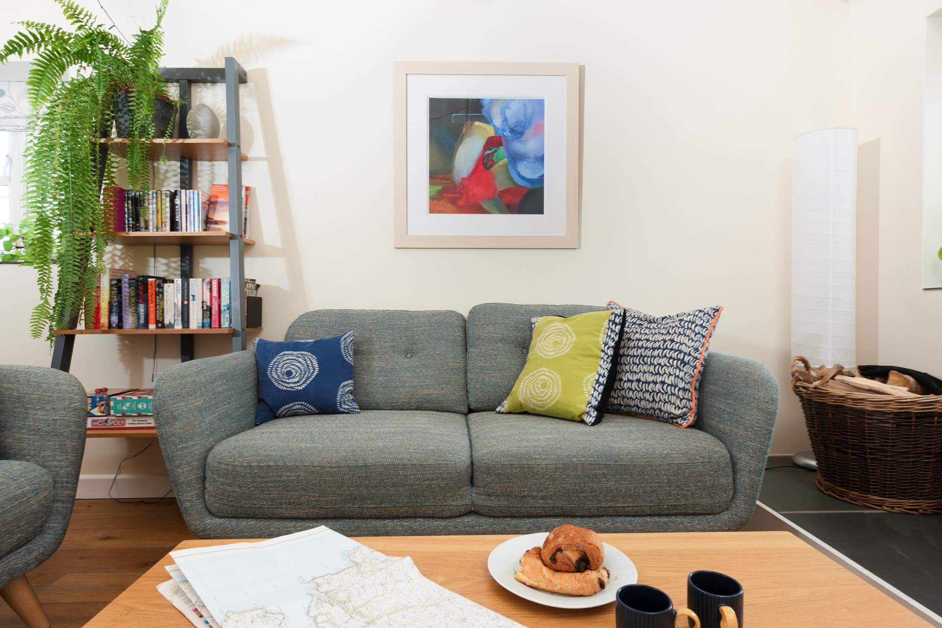The modern and comfortable sitting-room.