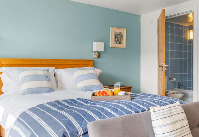 Peaking in to the en suite Bathroom.