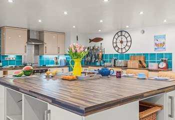 The large breakfast bar is perfect for catching a quick bite to eat before heading out for the day.