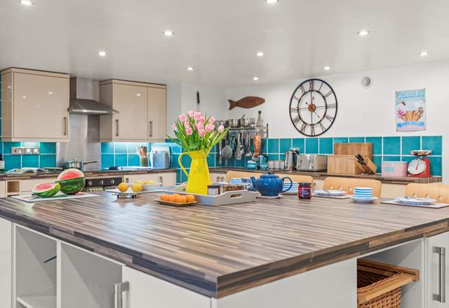 The large breakfast bar is perfect for catching a quick bite to eat before heading out for the day.