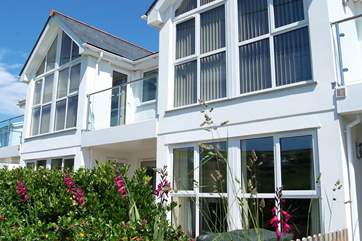 Seahorses is the ground floor apartment with two bay windows.