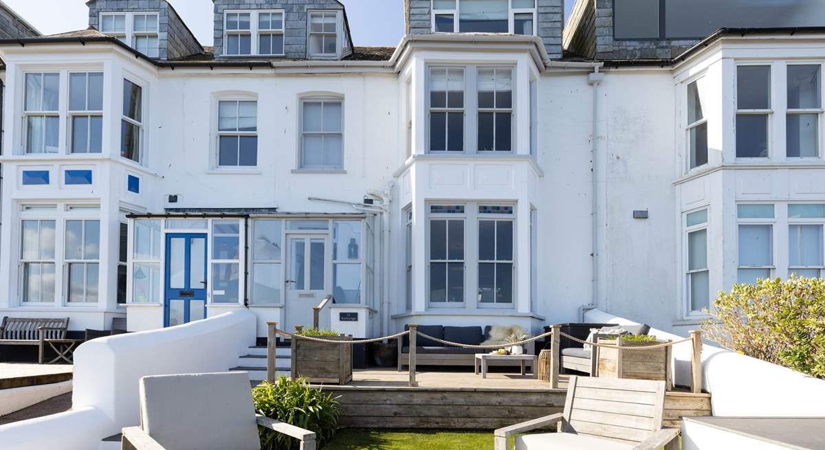 Anchorage nestles in amongst its elegant neighbours in the popular terrace overlooking Port Gaverne.