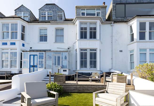 Anchorage nestles in amongst its elegant neighbours in the popular terrace overlooking Port Gaverne.
