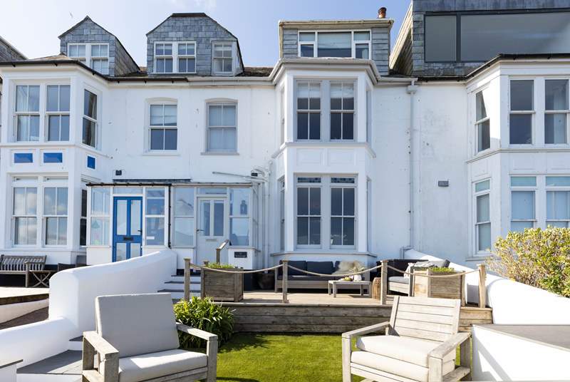 Anchorage nestles in amongst its elegant neighbours in the popular terrace overlooking Port Gaverne.