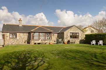 Anskyber has a large enclosed garden which looks across fields to the sea beyond.