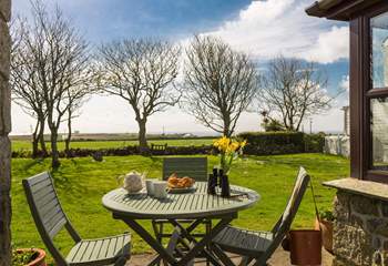 Enjoy breakfast in the garden with that view!