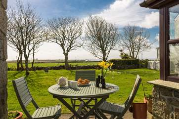 Enjoy breakfast in the garden with that view!