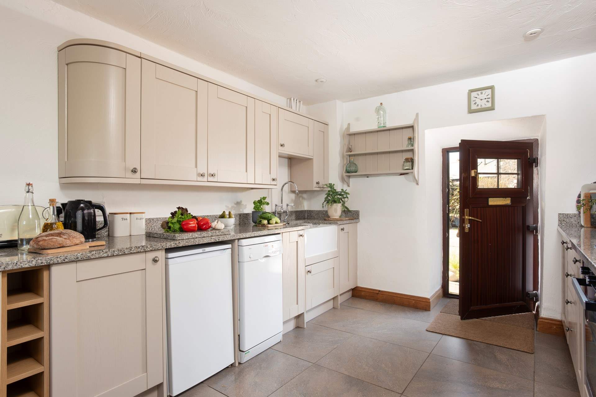 The kitchen boasts a stunning granite worktop and timeless design.