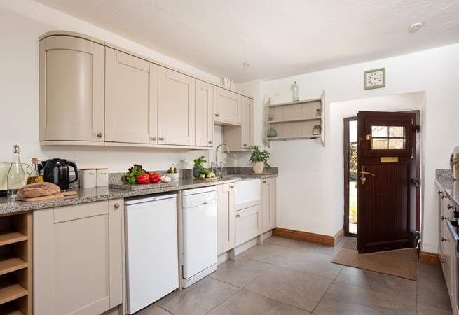 The kitchen boasts a stunning granite worktop and timeless design.