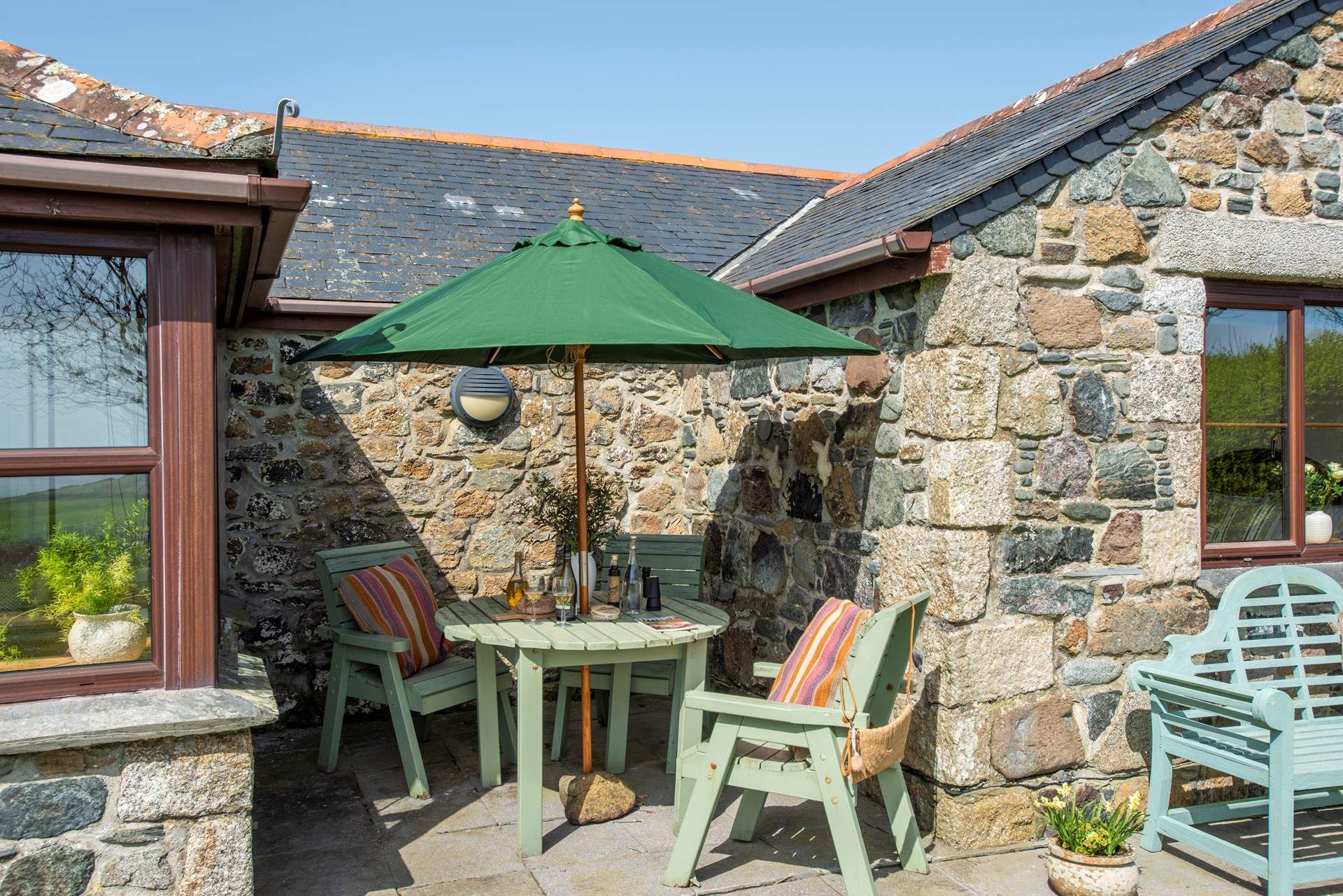 Anskyber boasts a sunny disposition and gorgeous sea views.