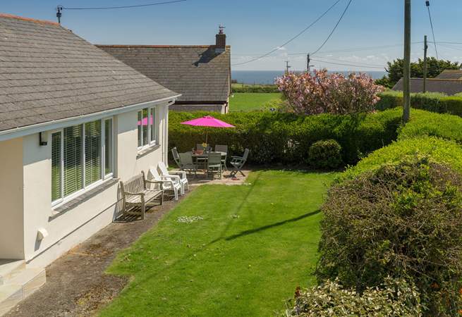 The location of this super bungalow is perfect for exploring The Lizard, perhaps walking into the village for a drink or bite to eat.