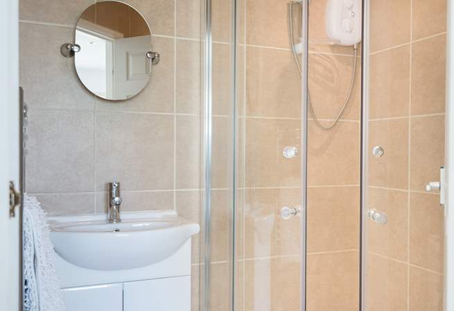 The en suite shower-room.