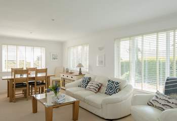 This light and spacious room is perfect for relaxing or dining with friends and family!