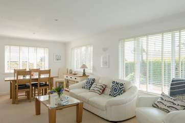 This light and spacious room is perfect for relaxing or dining with friends and family!