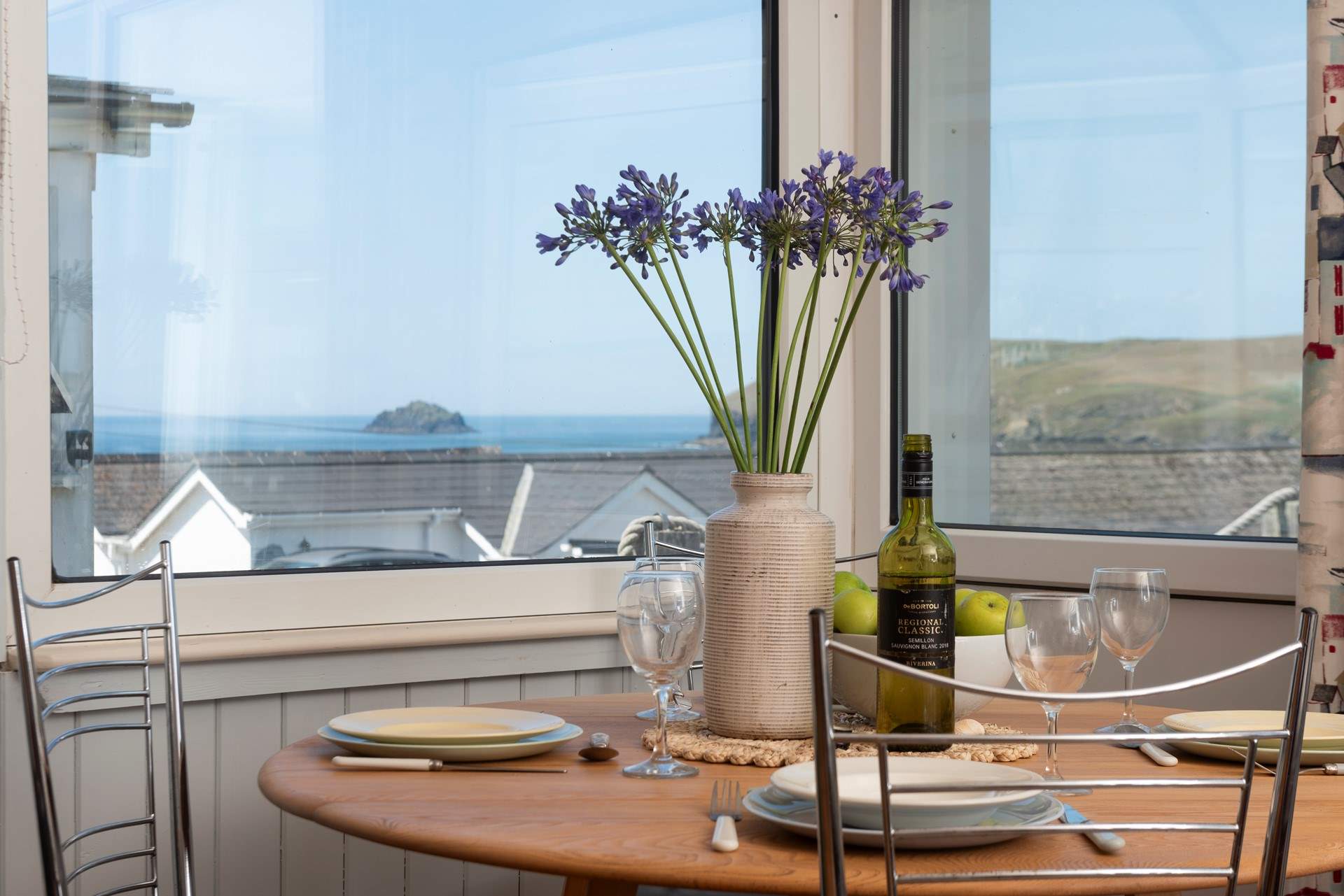 You will certainly have a table with a view for every mealtime. 