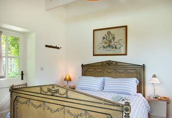 The romantic double bedroom.