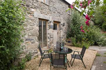 The inviting patio-area outside the cottage.