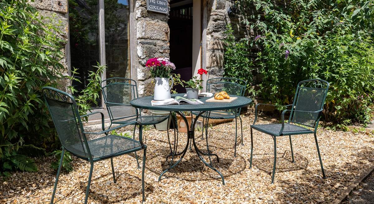 The inviting patio-area outside the cottage.