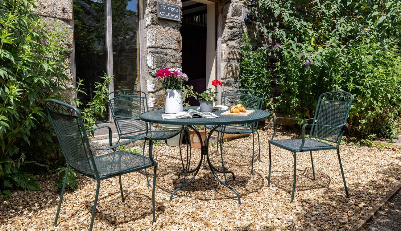 The inviting patio-area outside the cottage.