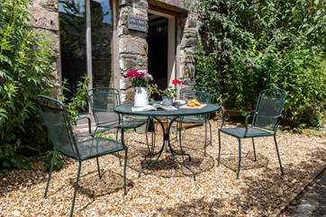 The inviting patio-area outside the cottage.