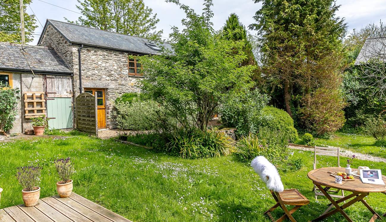 Horseshoe offers privacy thanks to the planting as well as a lovely communal garden.