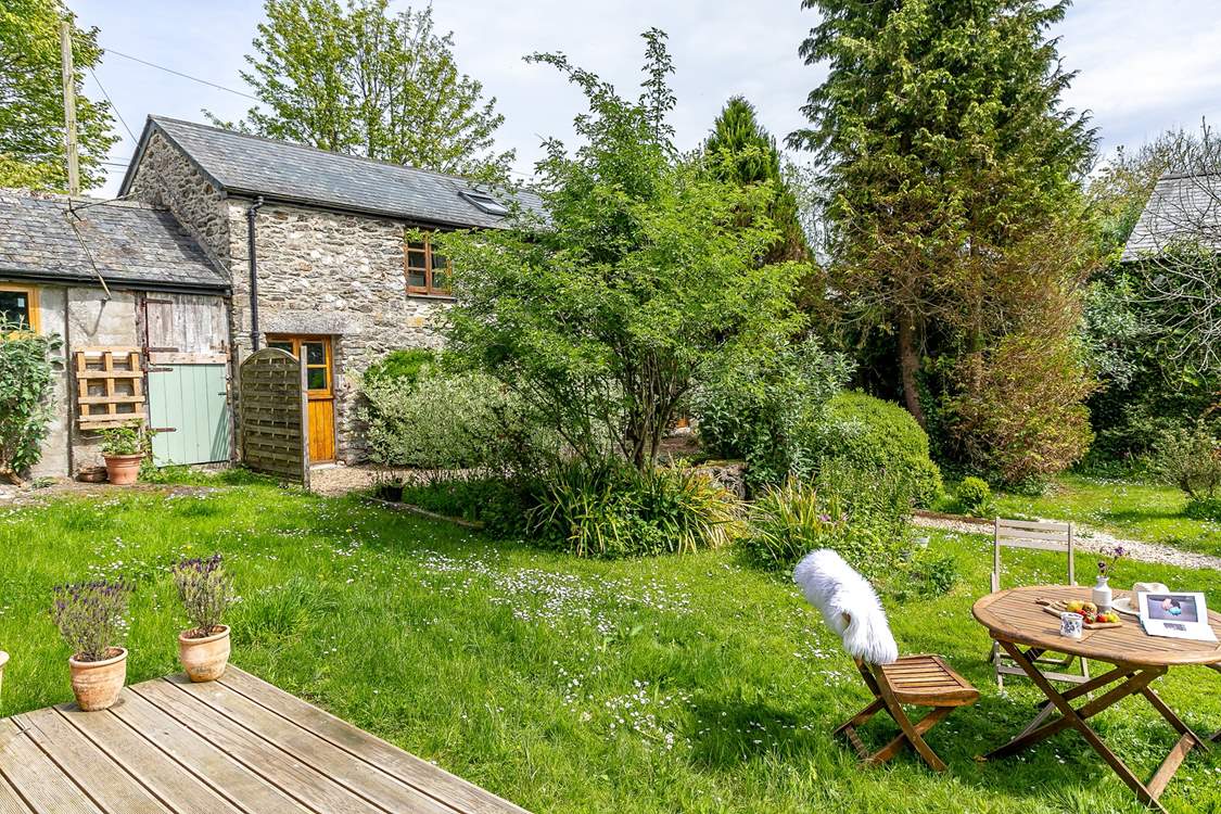 Horseshoe offers privacy thanks to the planting as well as a lovely communal garden.