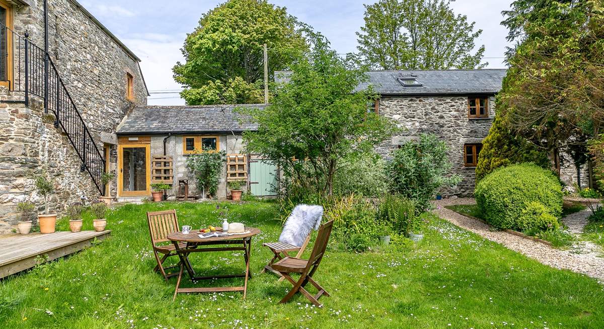 Follow the path up through the communal garden area to Horseshoe Cottage.