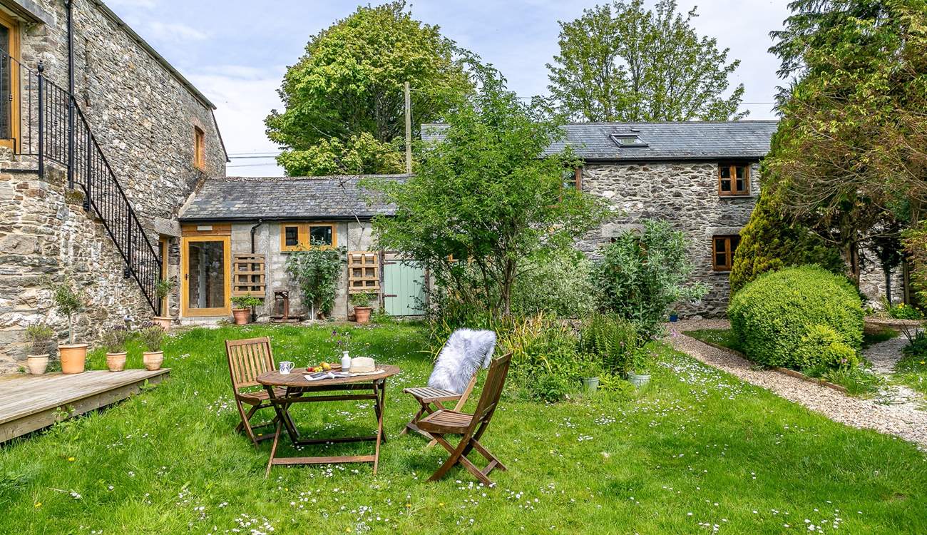 Follow the path up through the communal garden area to Horseshoe Cottage.
