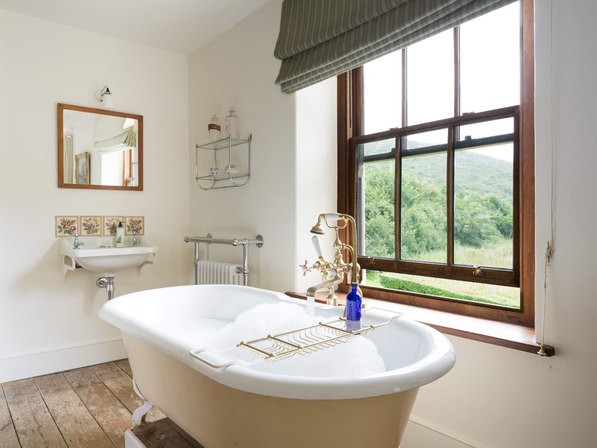 A bath with a view, the perfect holiday pastime. 
