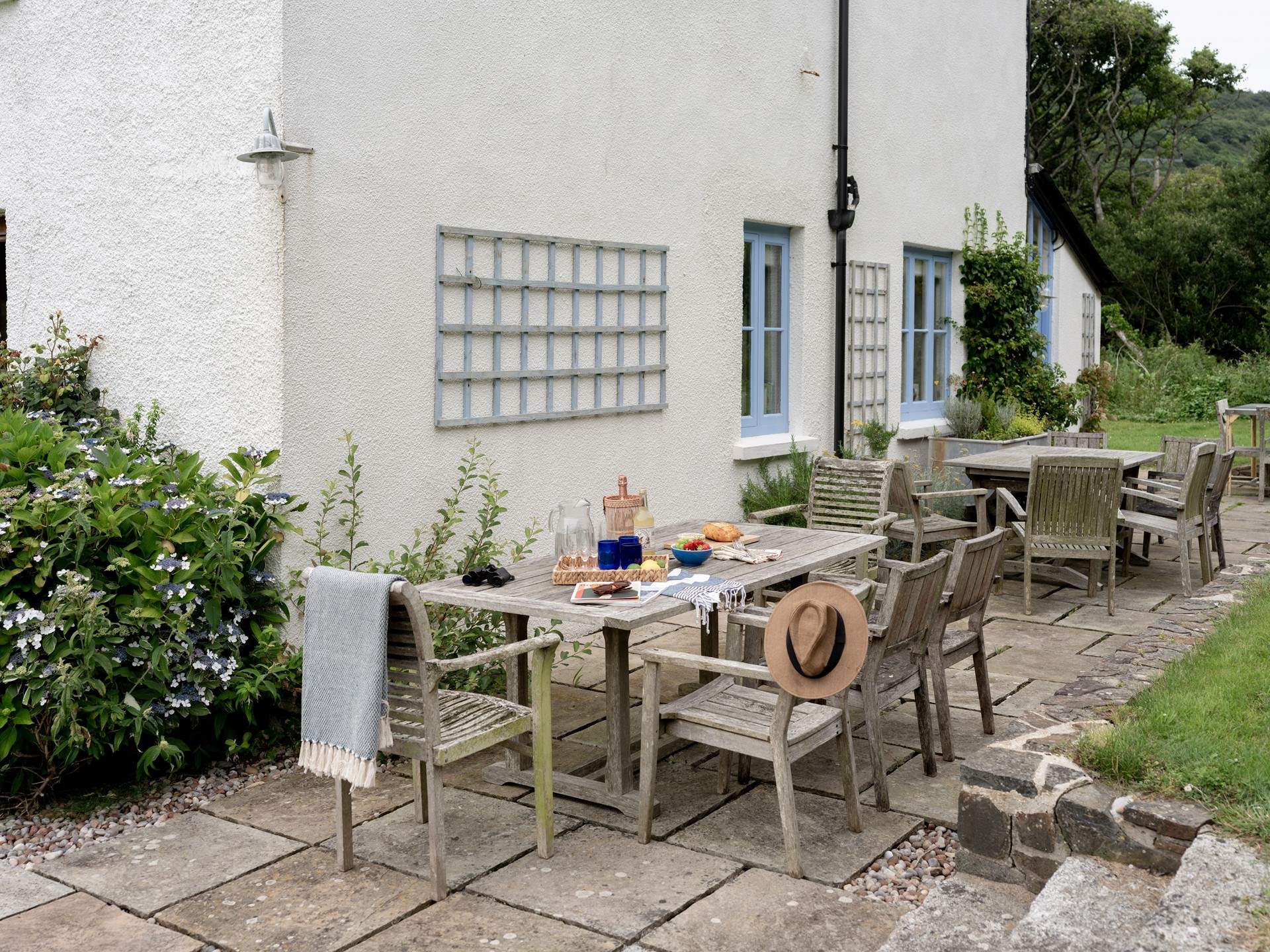 Enjoy al fresco dining in this beautiful setting. 