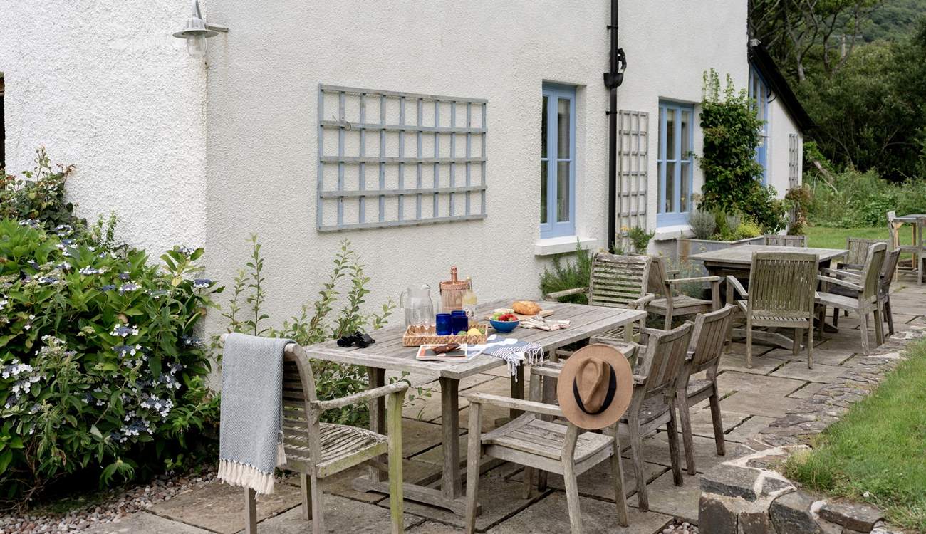 Enjoy al fresco dining in this beautiful setting. 