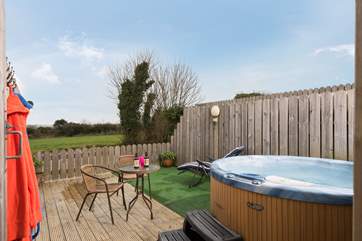 Poppy's hot tub and deck is a short stroll across the courtyard.