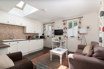 Room to dine, relax and cook.