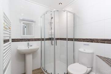 The en suite shower-room.