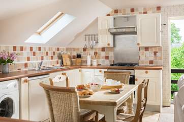 The fully-equipped kitchen-area.
