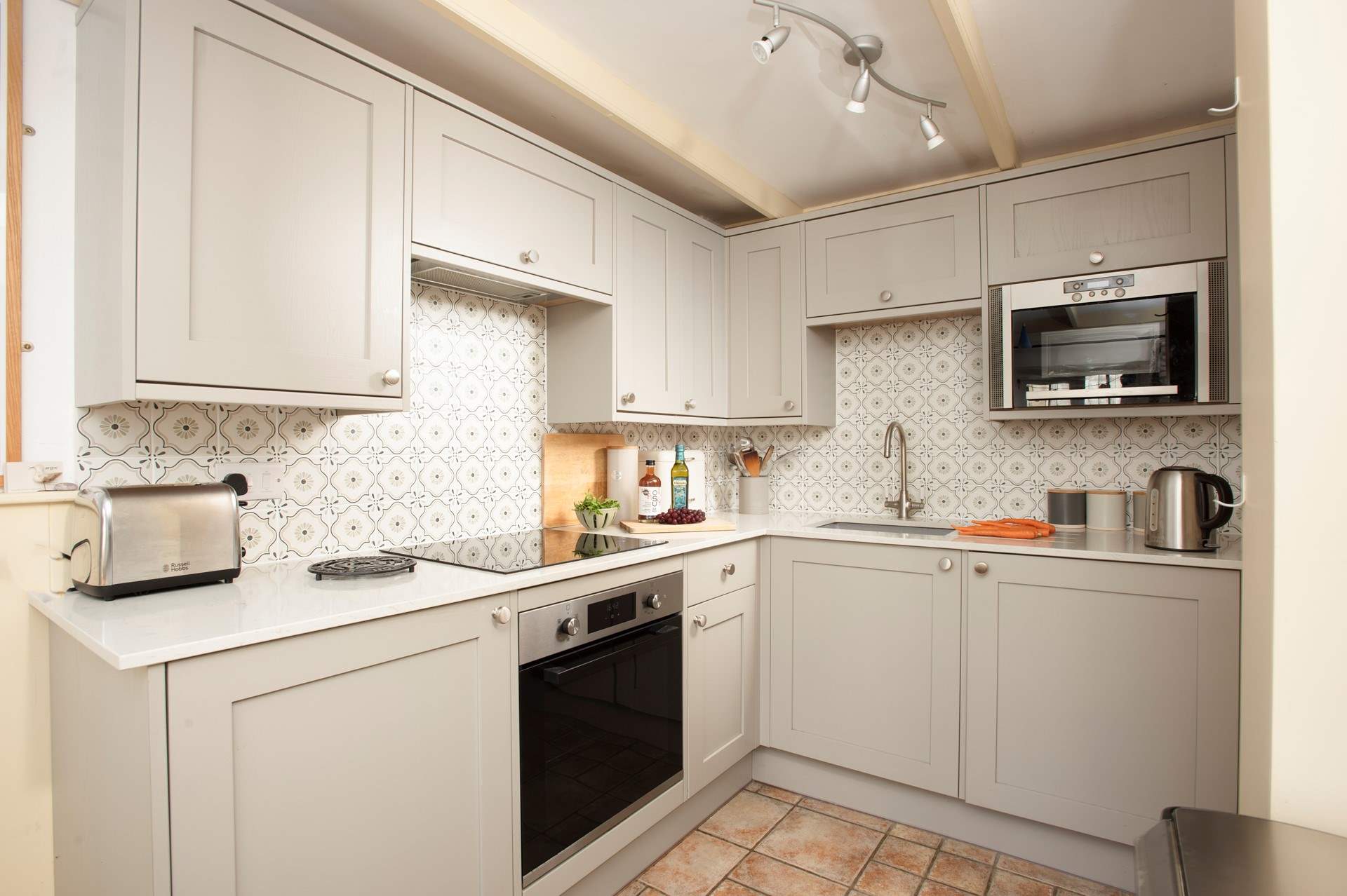 The new yet timeless and well equipped kitchen.