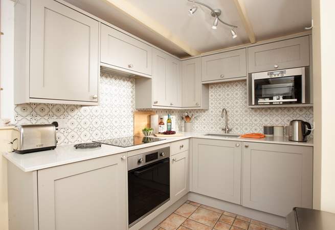 The new yet timeless and well equipped kitchen.