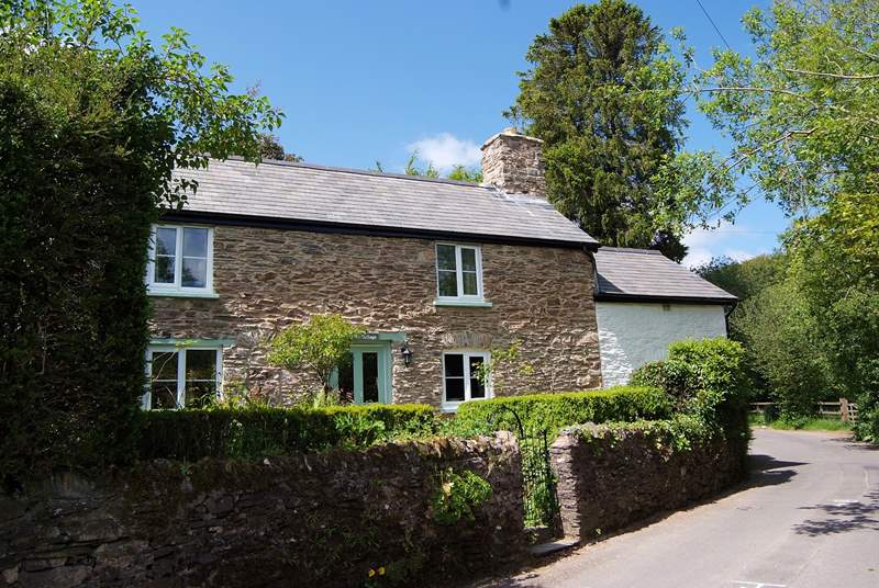 This is a very traditional stone cottage, in the heart of the village with the shop and pub within a few minutes' walk.