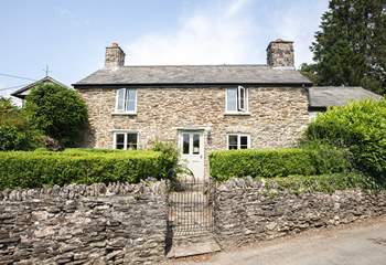 This is a very traditional stone cottage, in the heart of the village with the shop and pub within a few minutes' walk.