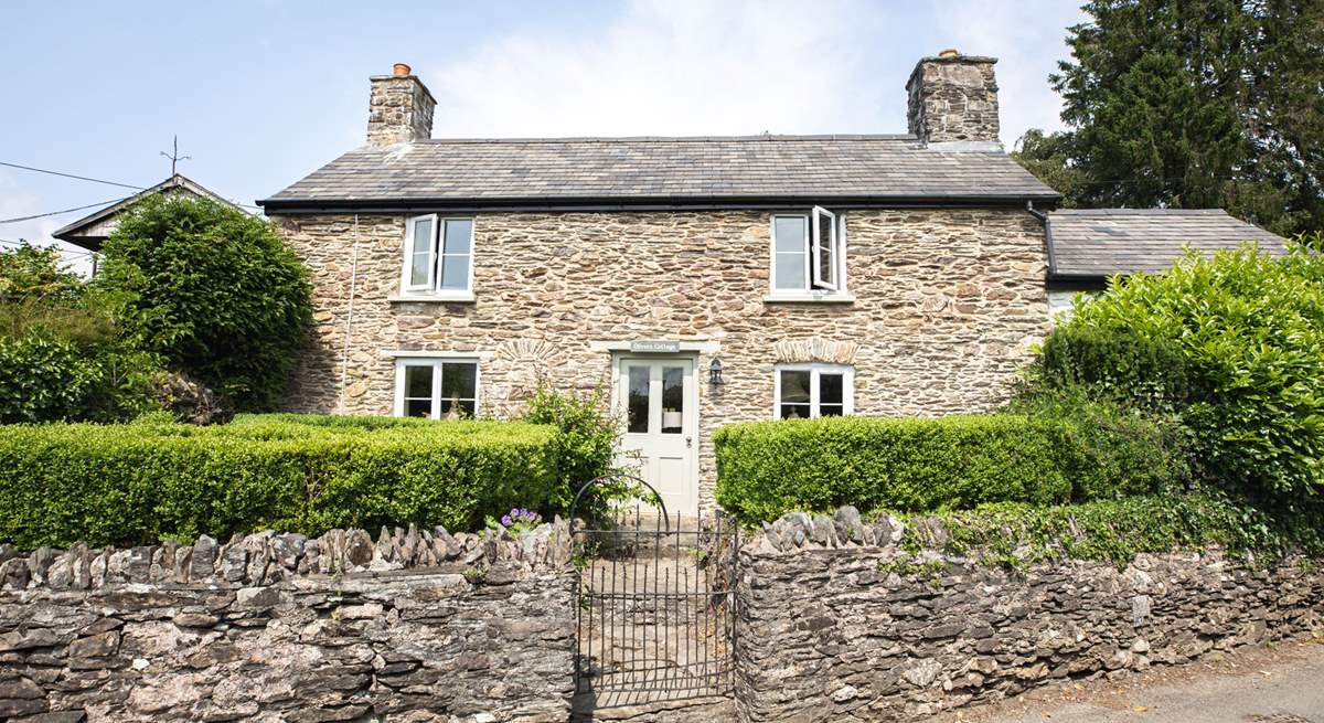 This is a very traditional stone cottage, in the heart of the village with the shop and pub within a few minutes' walk.