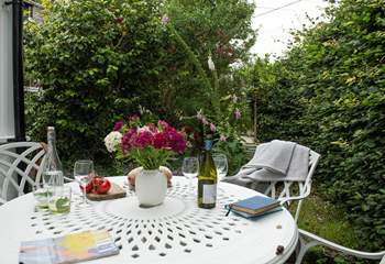Relax in the front garden with a morning coffee, light lunch or evening tipple and listen to the sounds of the countryside. 