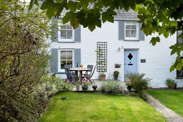 You can also enjoy al fresco dining in the front garden.
