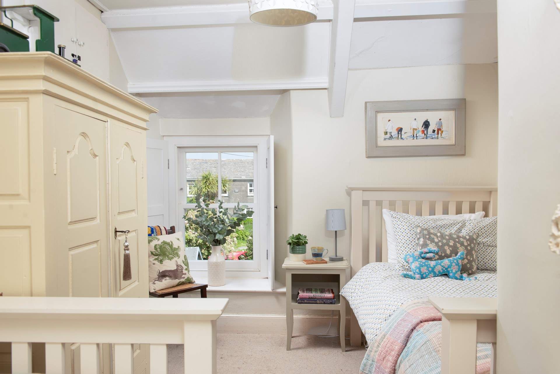 The pretty twin bedroom.