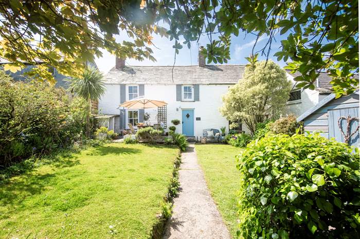 Court Cottage is a 2 bedroom, dog friendly cottage near to the beach at Port Isaac.
