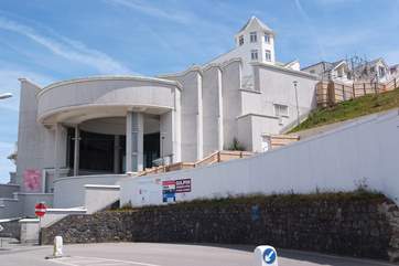 St Ives and the Tate Gallery are just seven miles away.