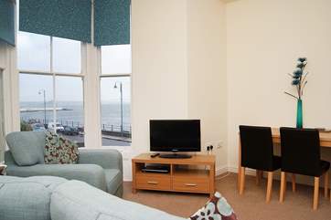 You can see the sea from the sitting-area window.